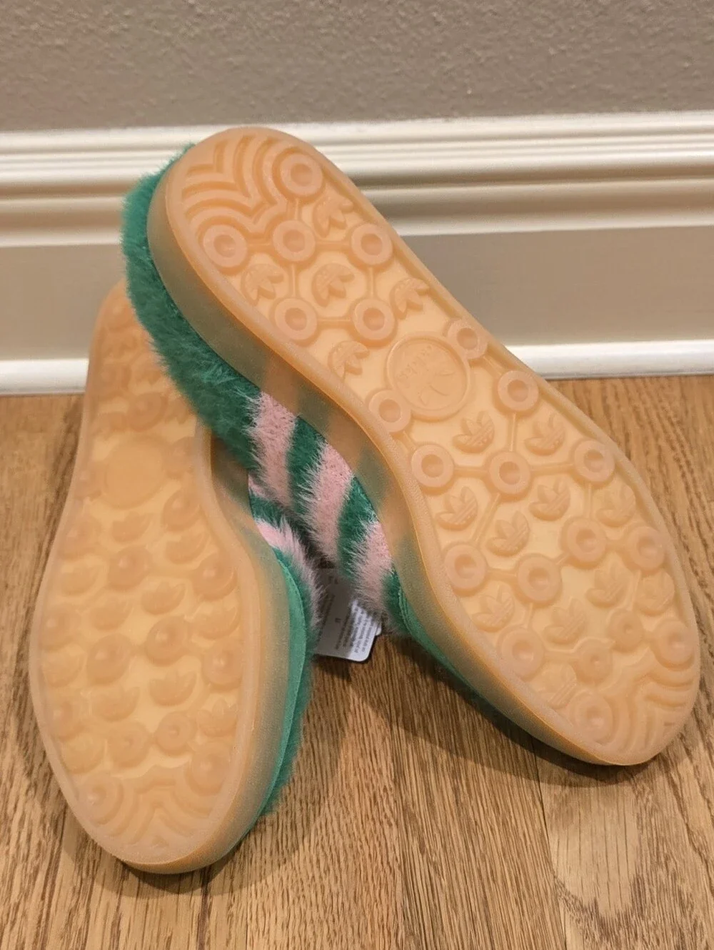 Adidas Gazelle Indoor Green Glow Pink Furry Sneaker NWT Women 9.5 Men 8.5 JP8342
